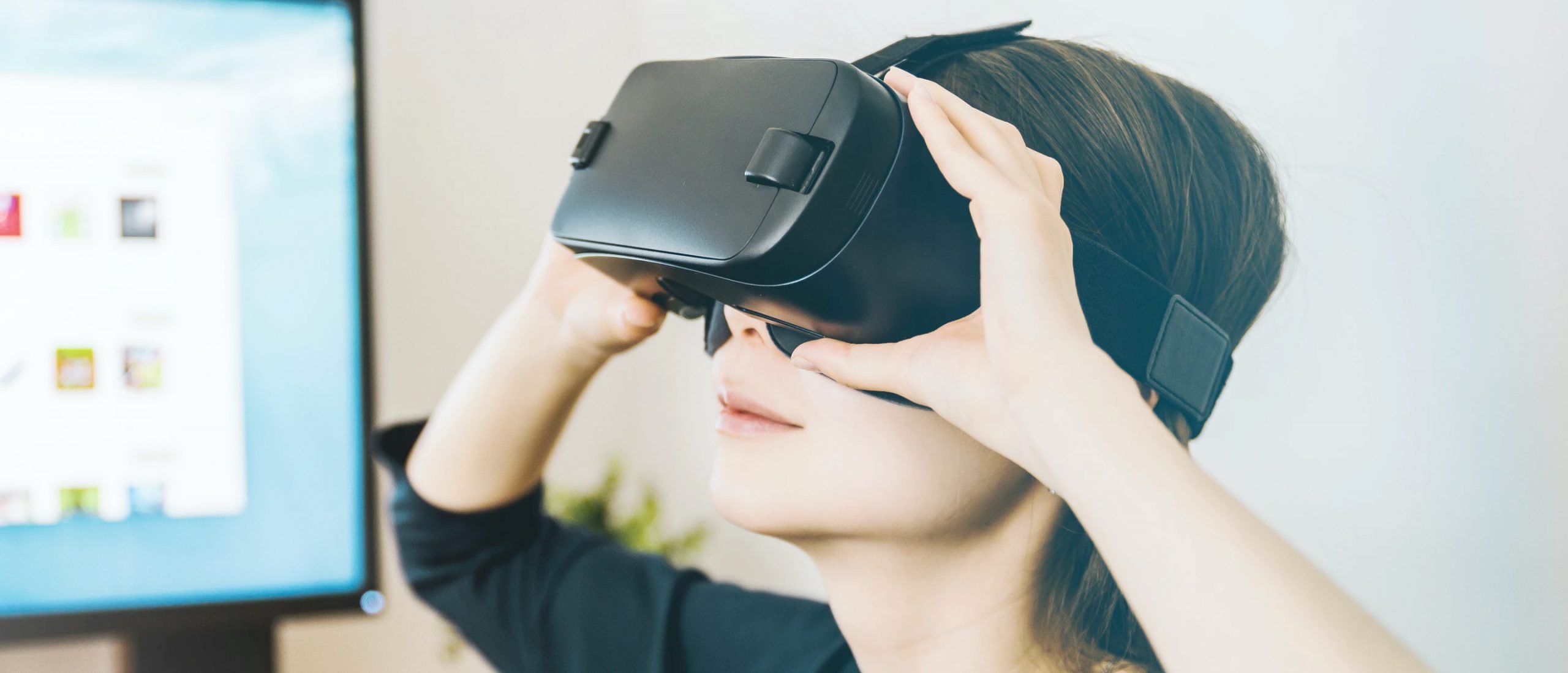 Очки ВИЗИОН VR. Девушка в VR очках. Как подключить VR очки к телефону. Virtual reality.