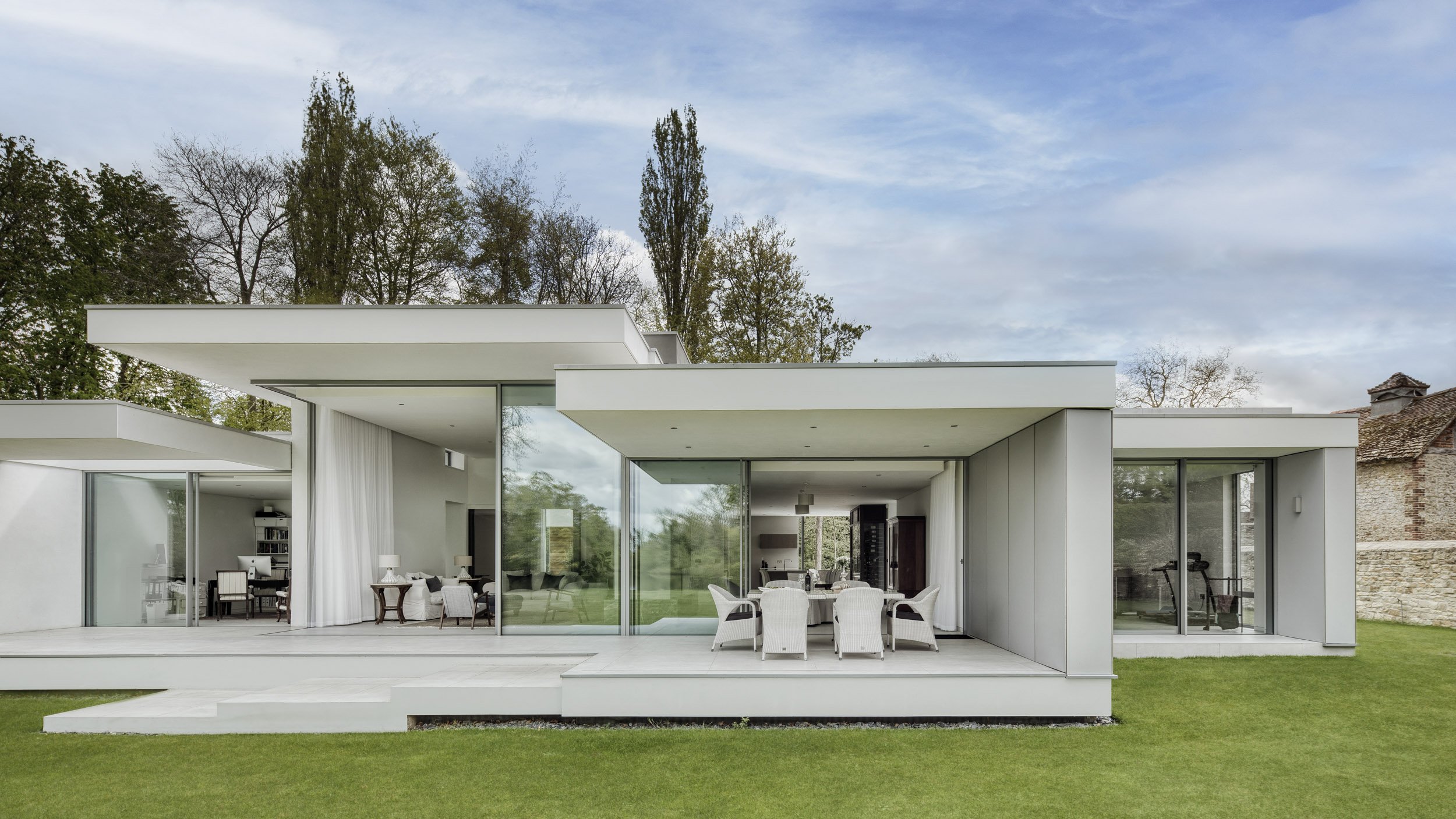https://hollandgreen.b-cdn.net/app/uploads/2021/08/Pavilion-style-riverside-new-build-home.jpg